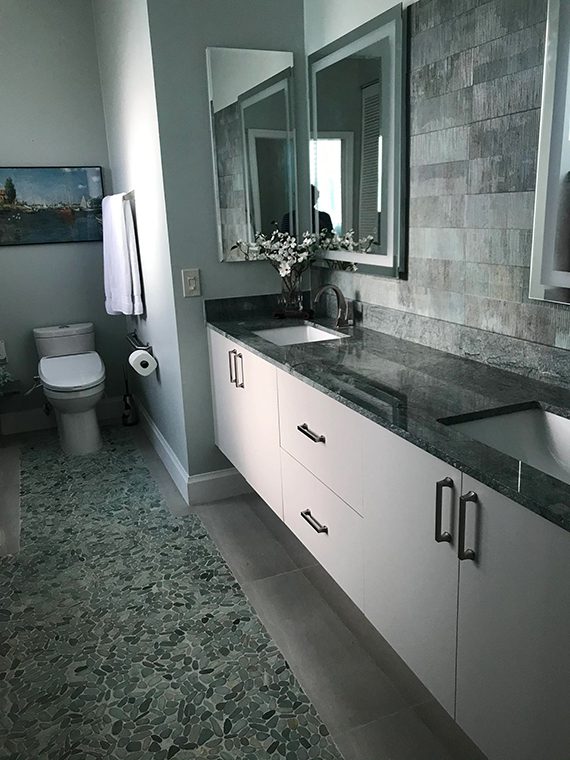 A bathroom with a sink and a mirror.